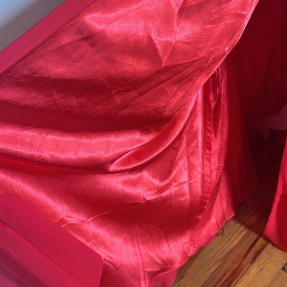 Ieena for Mac Duggal Stunning Red Ruffled V-neck Slit Gown - NWT - Size 0 - Picture 9 of 16